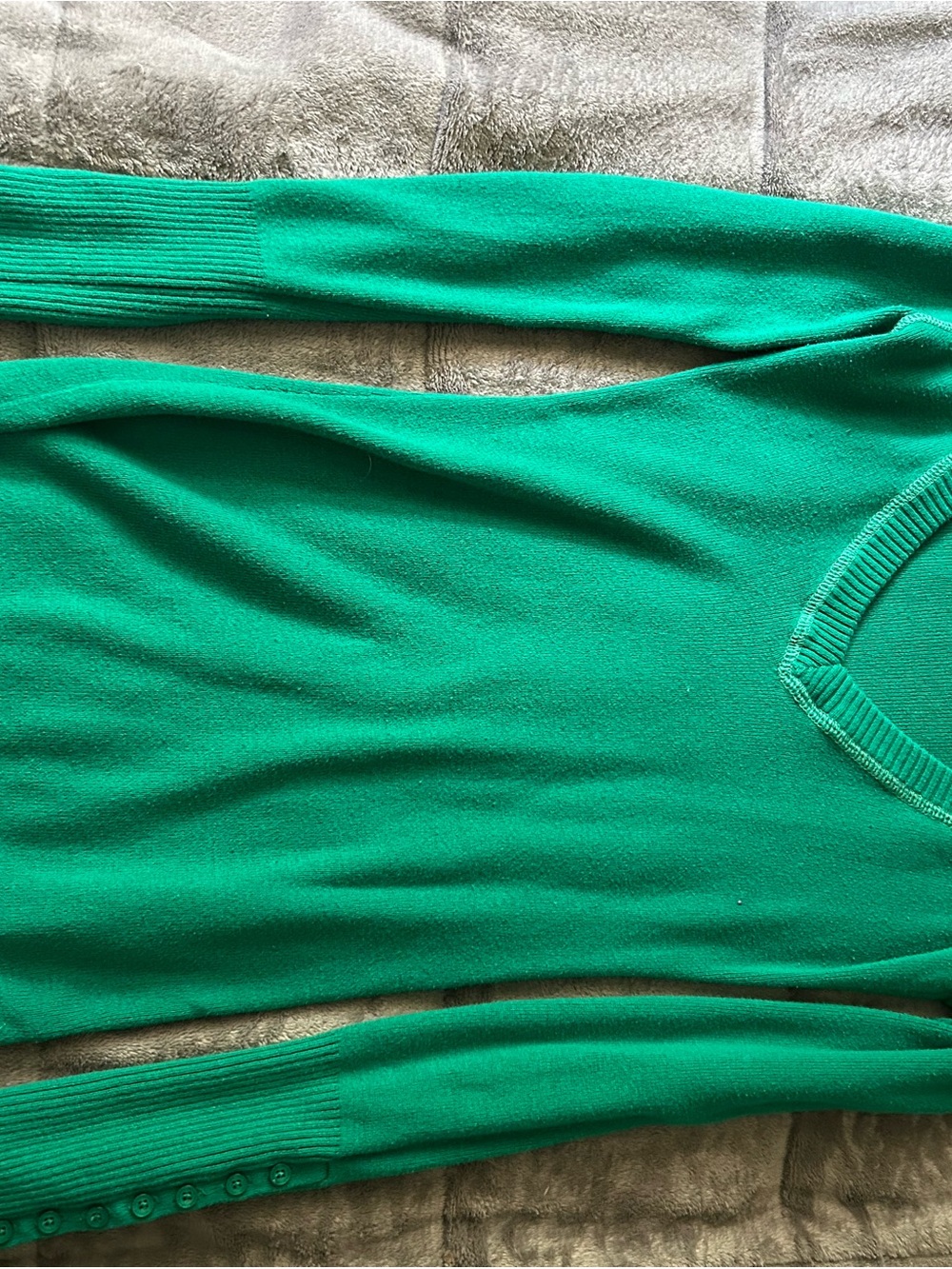Aeropostale Women’s Emerald Green Long Sleeve V-Neck Sweater